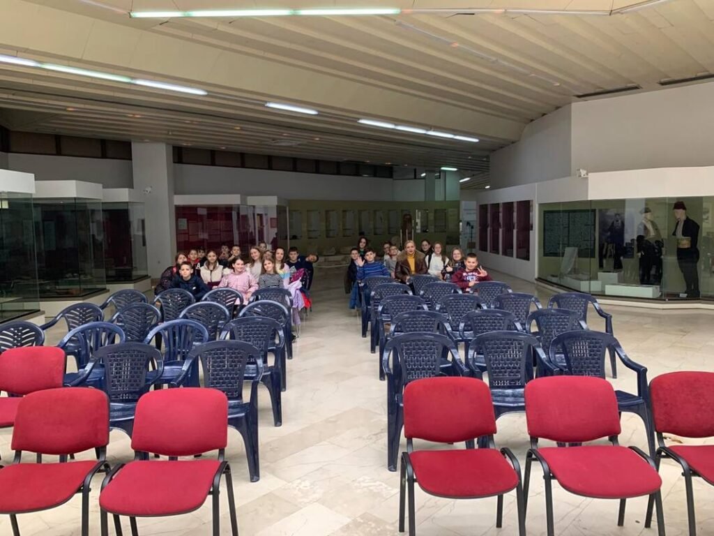 ucenici vi 8 sa svojom razrednicom nikolinom kli kovi posjetili su stalne izlozbene postavke u muzeju rs orig 1024x768