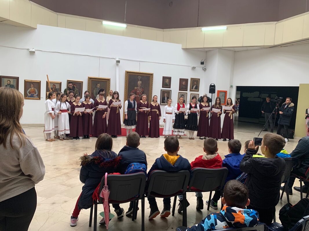 vi 8 sa svojom razrednicom nikolinom kli kovi posjetili su stalne izlozbene postavke u muzeju r1s orig