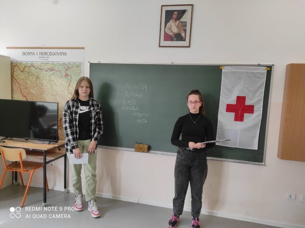 чланови подмлатка Црвеног крста