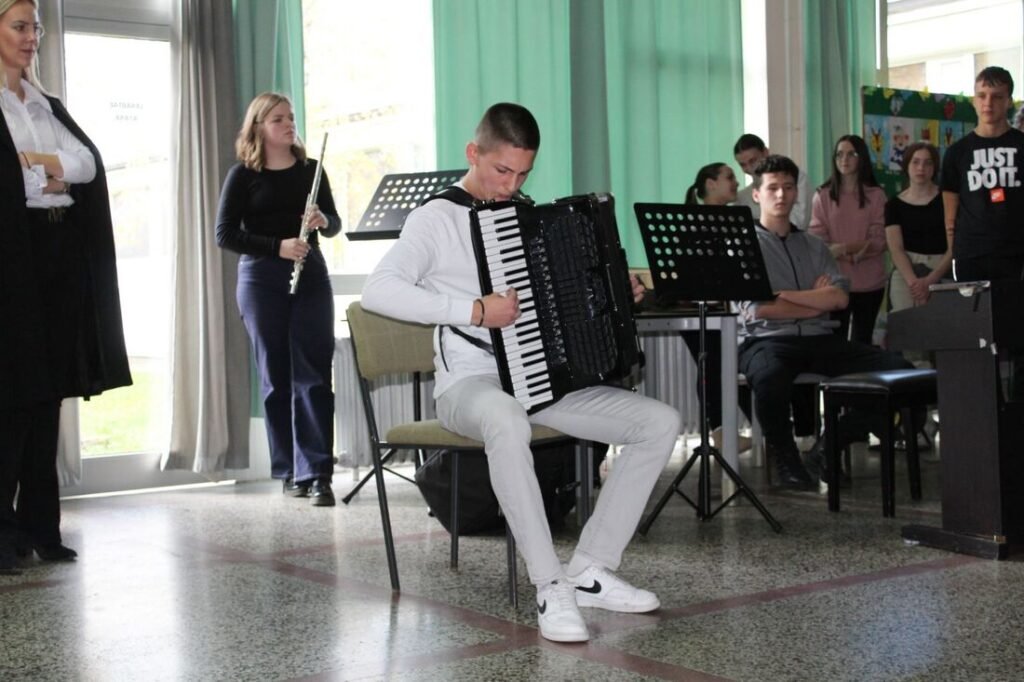 promocija muzick eskoleviber slika 2023 12 04 20 54 38 911 orig 1024x682