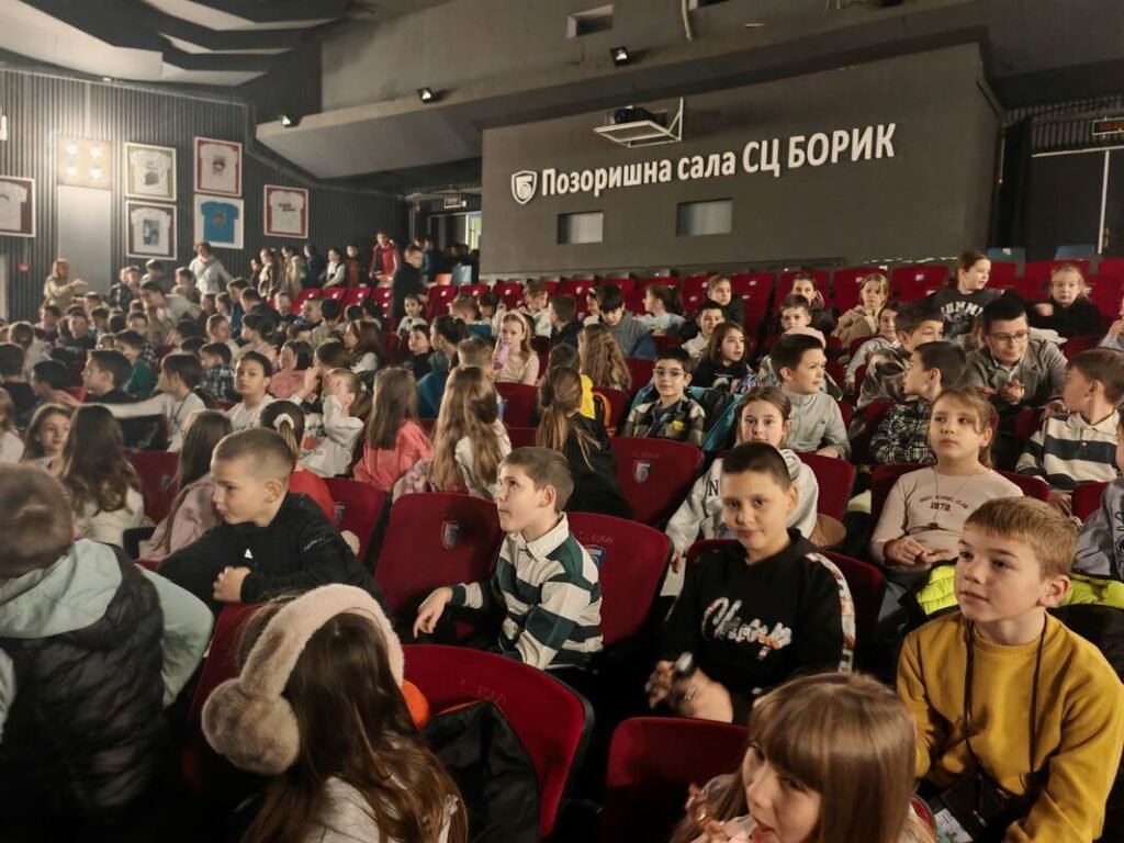 2u enici 3 razreda do ivjeli su pravu aroliju u pozori tu jazavac gledaju i predstavu snje ana i sedam patuljaka viber slika 2026 03 20 15 43 25 535 orig 1024x768