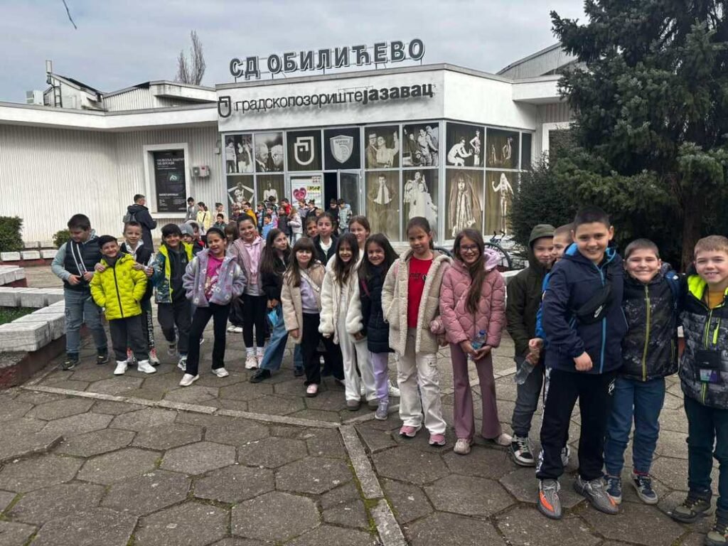 9u enici 3 razreda do ivjeli su pravu aroliju u pozori tu jazavac gledaju i predstavu snje ana i sedam patuljaka viber slika 2026 03 20 15 43 25 535 orig 1024x768