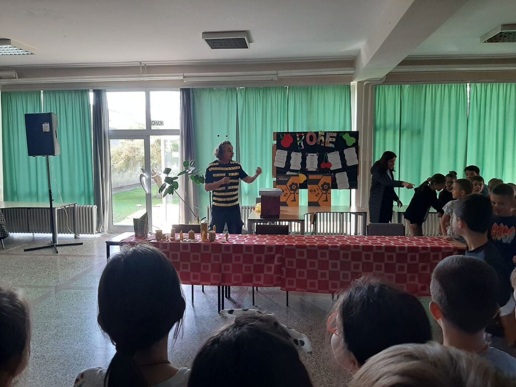 Ученици III разреда упознају живот пчела
