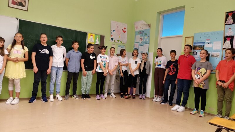 6u enici v2 i v3 zajedno sa svojim u iteljicama odr ali su zavr nu priredbu za svoje roditelje3
