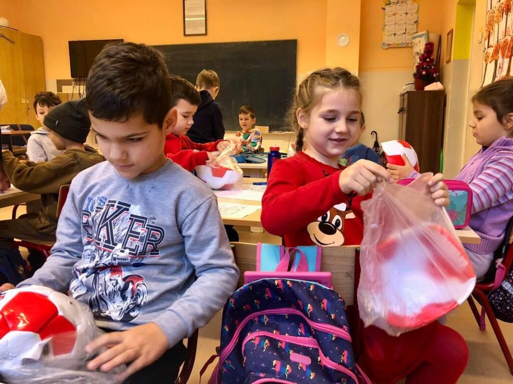 Компанија „FASHION CO“ донирала је лопте за разредну наставу