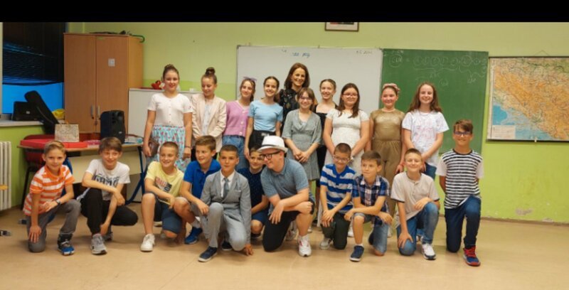 naslovnau enici v2 i v3 zajedno sa svojim u iteljicama odr ali su zavr nu priredbu za svoje roditelje3