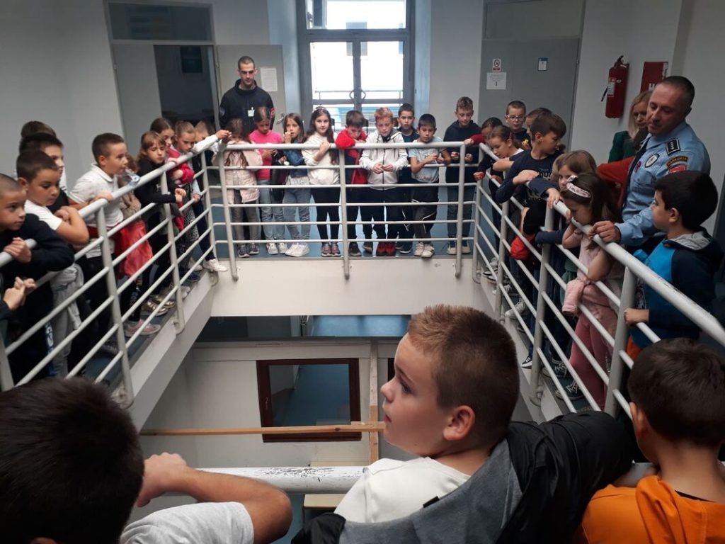 u enici iv8 posjetili upravu za policijsku obuku povodom dana otvorenih vrata7 orig 1024x768