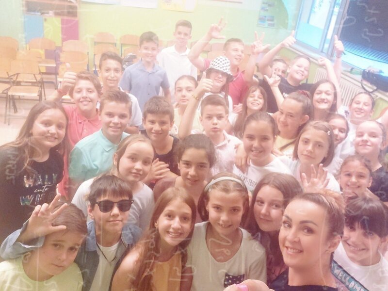 u enici v2 i v3 zajedno sa svojim u iteljicama odr ali su zavr nu priredbu za svoje roditelje3