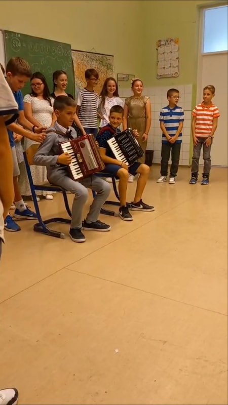 u enici v2 i v3 zajedno sa svojim u iteljicama odr ali su zavr nu priredbu za svoje roditelje4