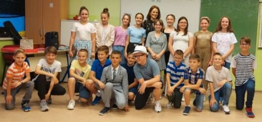 u enici v2 i v3 zajedno sa svojim u iteljicama vladanom milo evi i danijelom aji odr ali su zavr nu priredbu za svoje roditelje