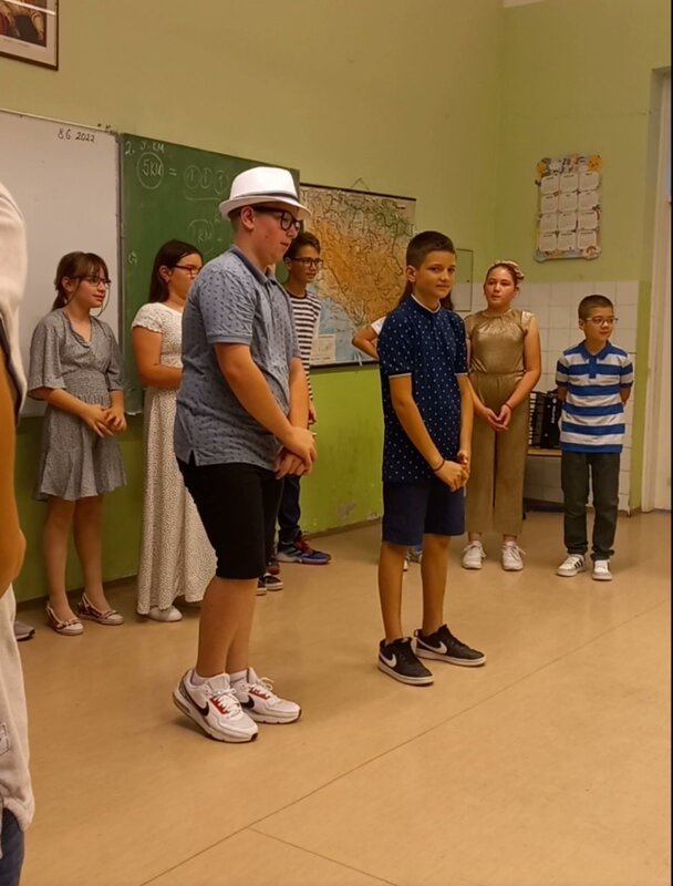 u enici v2 i v3 zajedno sa svojim u iteljicama vladanom milo evi i danijelom aji odr ali su zavr nu priredbu za svoje roditelje1