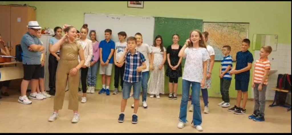u enici v2 i v3 zajedno sa svojim u iteljicama vladanom milo evi i danijelom aji odr ali su zavr nu priredbu za svoje roditelje2 1024x474