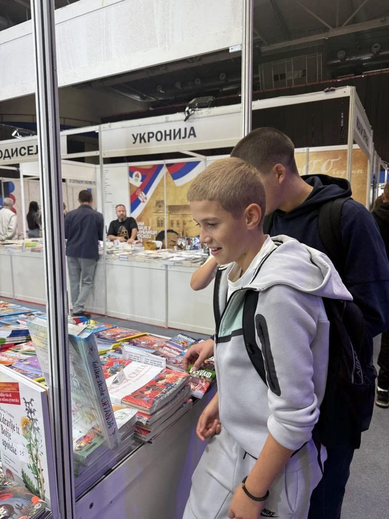 Ученици у обиласку штандова на Сајму књиге