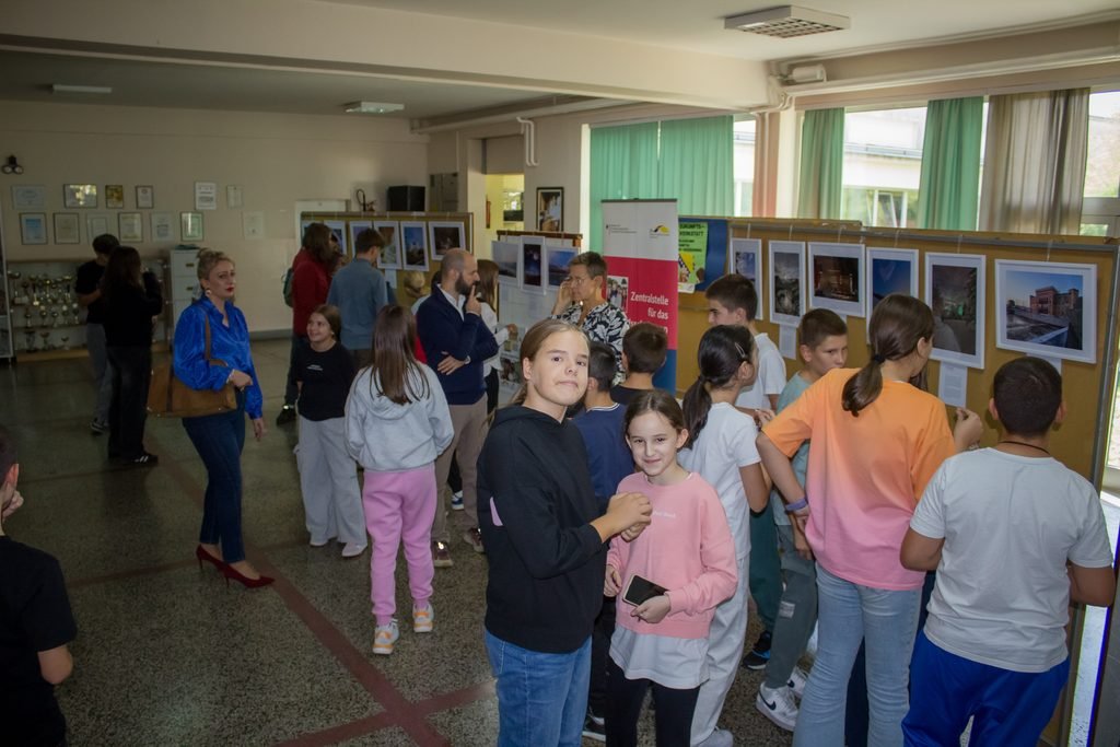 Изложени радови ученика седмог разреда у оквиру DSD Фото-пројекта у лобију школе