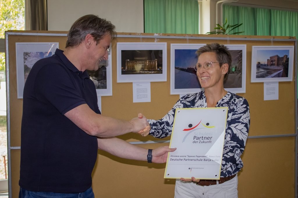 Уручење плакете за наставак сарадње у DSD програму