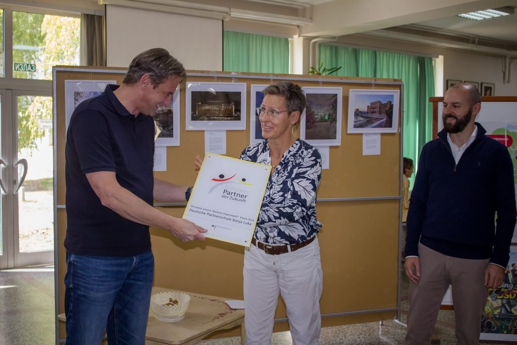 Уручење плакете за наставак сарадње у DSD програму