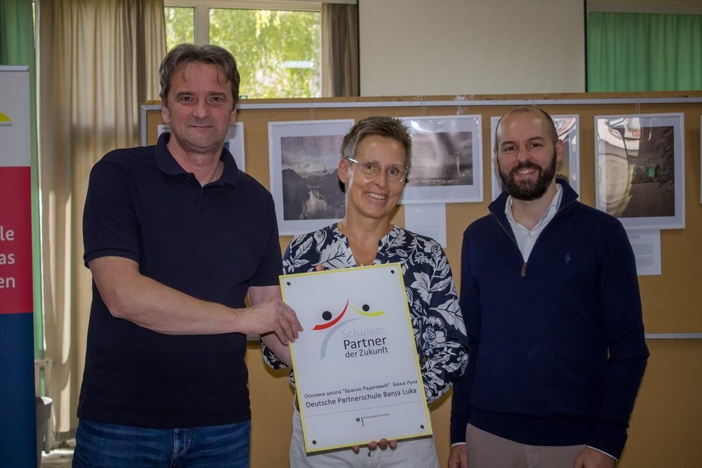 Уручење плакете за наставак сарадње у DSD програму