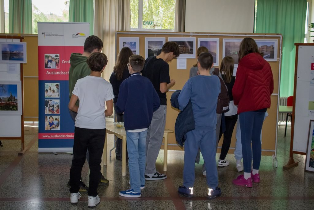 Изложени радови ученика седмог разреда у оквиру DSD Фото-пројекта у лобију школе
