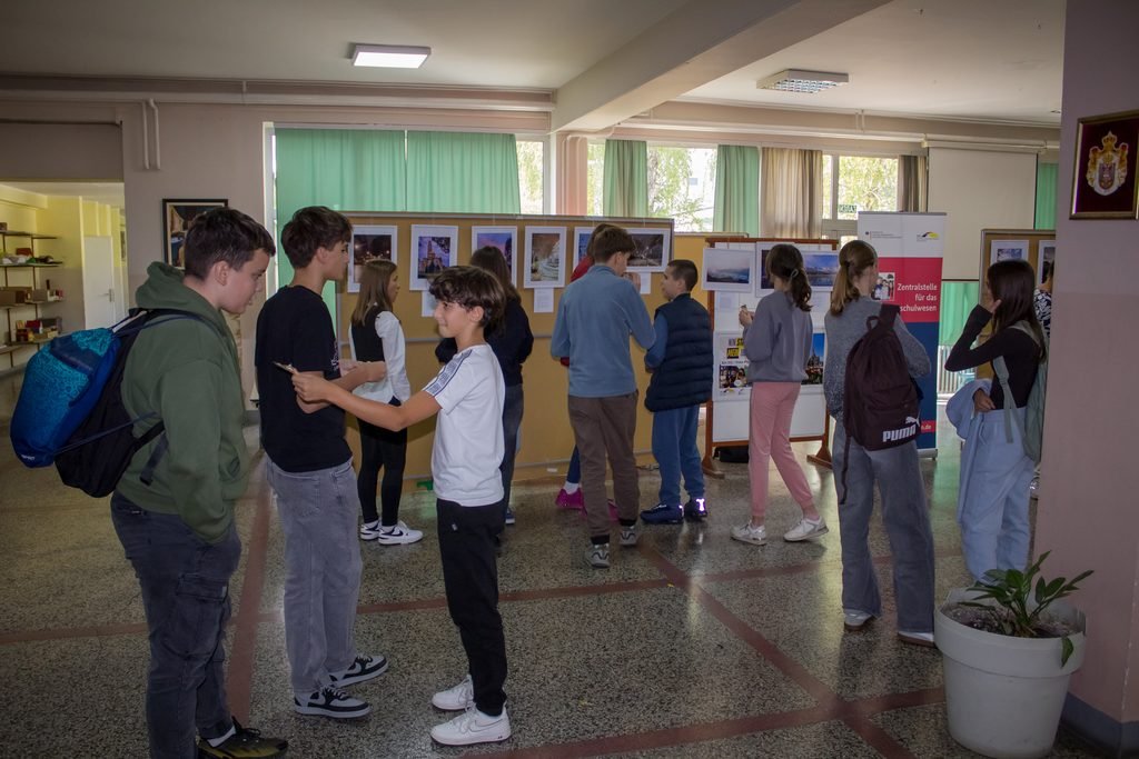 Изложени радови ученика седмог разреда у оквиру DSD Фото-пројекта у лобију школе