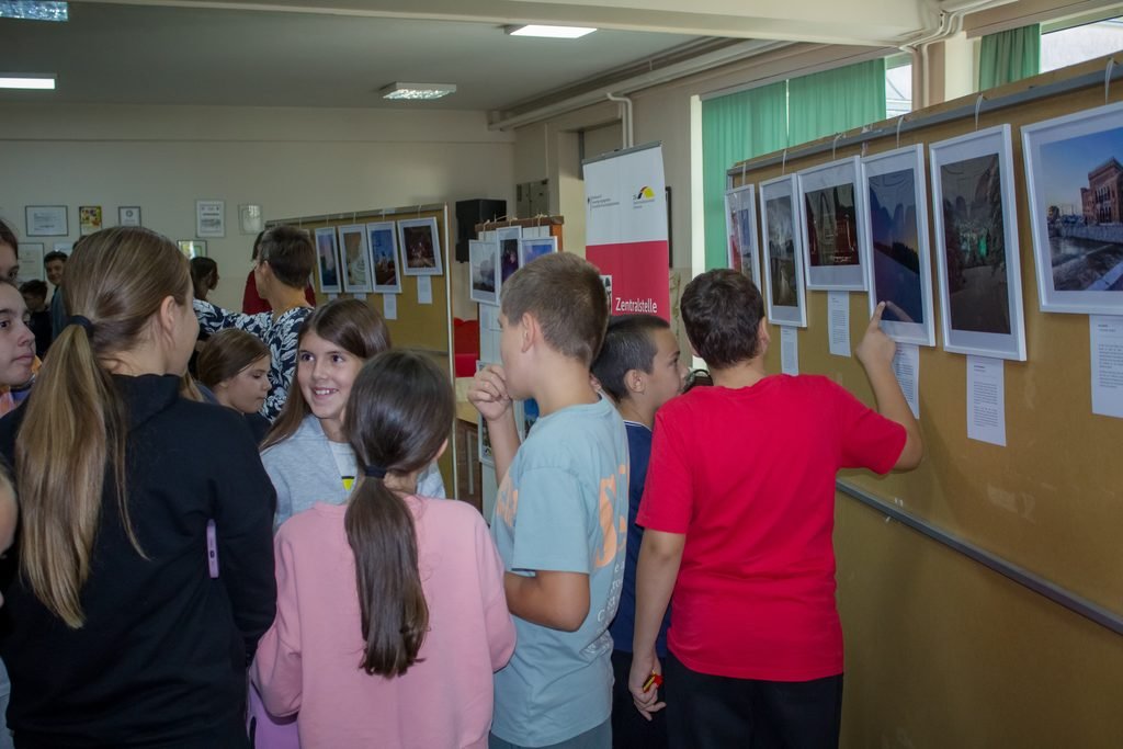 Изложени радови ученика седмог разреда у оквиру DSD Фото-пројекта у лобију школе