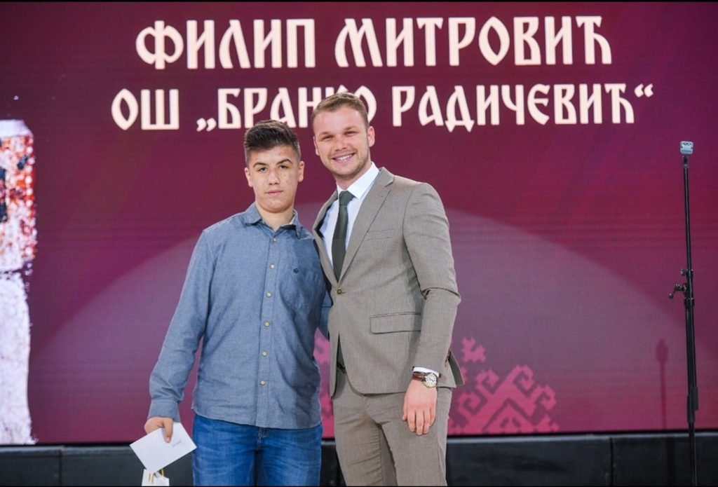 Добитник Светосавске награде – Филип Митровић | ЈУ ОШ "Бранко Радичевић" Бања Лука Филип Митровић са градоначелником