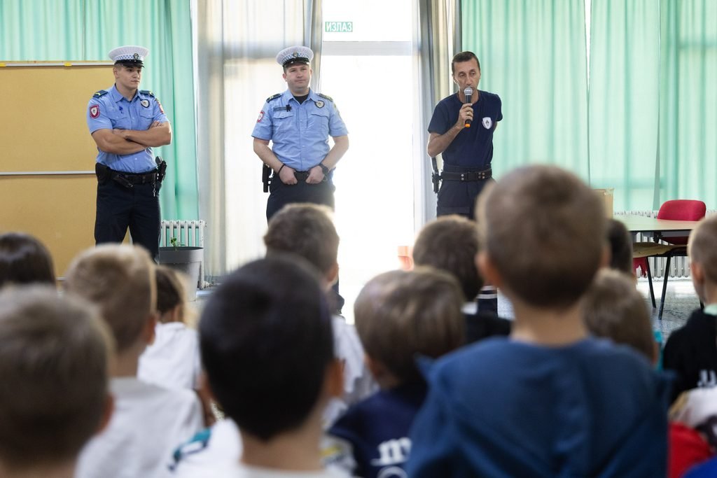 Предавање МУП-а РС о безбједности у саобраћају за првачиће | ЈУ ОШ "Бранко Радичевић" Бања Лука Представници МУП-а РС држе предавање о безбједности у саобраћају ученицима првог разреда