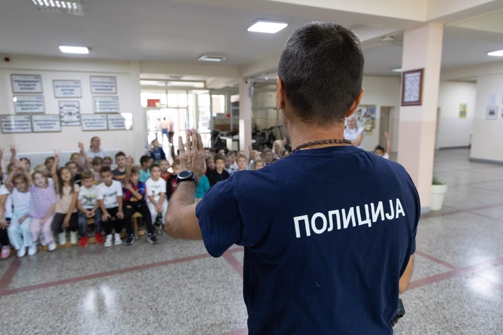 Предавање МУП-а РС о безбједности у саобраћају за првачиће | ЈУ ОШ "Бранко Радичевић" Бања Лука Представници МУП-а РС држе предавање о безбједности у саобраћају ученицима првог разреда