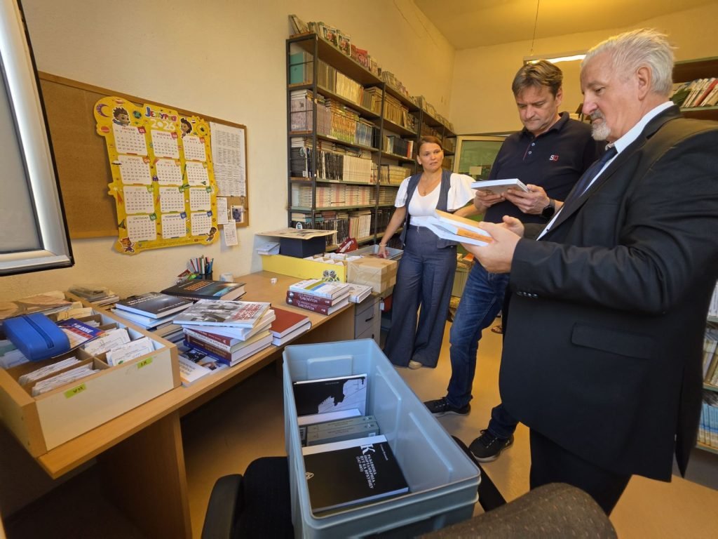 Вриједна донација за нашу школу | ЈУ ОШ "Бранко Радичевић" Бања Лука Донација књига Архива Војводине