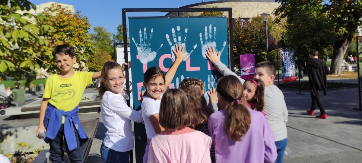 ucenici-likovne-sekcije-posjetili-putuju-u-likovnu-izlo-bu14 orig