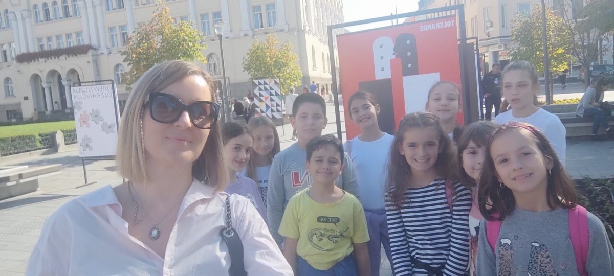 ucenici-likovne-sekcije-posjetili-putuju-u-likovnu-izlo-bu16 orig