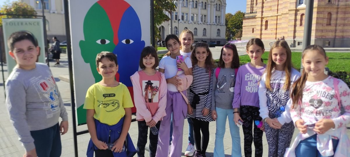 ucenici-likovne-sekcije-posjetili-putuju-u-likovnu-izlo-bu5 orig